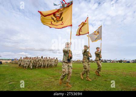 Sea Girt, New Jersey, USA. 29 ottobre 2023. I soldati dell'esercito degli Stati Uniti con il 42nd Regional Support Group, New Jersey Army National Guard, rendono onore durante la New Jersey National Guard Military Review del 2023 presso il National Guard Training Center, Sea Girt, New Jersey, 29 ottobre 2023. La Military Review è una tradizione di oltre 130 anni che consente al governatore come comandante in capo di rivedere i soldati e gli aviatori della Guardia Nazionale del New Jersey. (Immagine di credito: © U.S. Army/ZUMA Press Wire) SOLO USO EDITORIALE! Non per USO commerciale! Foto Stock