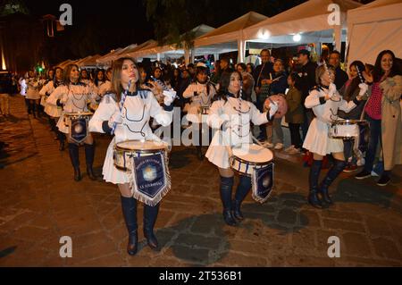 CUENCA-DESFILE BANDAS DE GUERRA-ex ALUMNOS COLEGIOS Cuenca, Ecuador 2 de noviembre de 2023 EN la noche de hoy desde el parque de San Blas recorriendo la calle Bolivar hasta el parque Calderon las bandas de guerra de las Unidades Educativas de la Salle, Herlinda Toral, Manuela Garaicoa, Fray Vicente Solano, Federico Proano, Benigno Malo, ciudad de Riobamba y Emilio Abad de Guayaquil reindieron homenaje a la ciudad de Cuenca por sus 203 anos de Independencia. foto Boris Romoleroux/API. ACE-CUENCA-DESFILEBANDASDEGUERRA-EXALUMNOSCOLEGIOS-38E3338618153CD65B7CBD524D681ABD *** CUENCA PARADE OF BAN Foto Stock