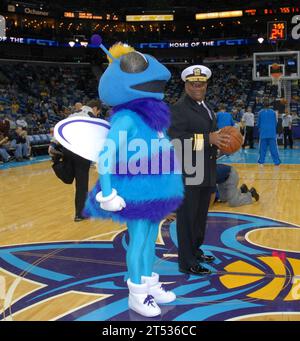 0911049319B-099 NEW ORLEANS (4 novembre 2009) Rear Adm. Victor G. Guillory, comandante delle U.S. Naval Forces Southern Command/U.S. 4th Fleet, osserva la mascotte per i New Orleans Hornets stare all'attenzione durante la Navy Night alla New Orleans Arena. Guillory è nativo di New Orleans. La Navy Night fu uno dei numerosi eventi della New Orleans Navy Week. Le settimane della Marina sono progettate per mostrare agli americani gli investimenti che hanno fatto nella loro Marina e aumentare la consapevolezza nelle città che non hanno una presenza significativa della Marina. Foto Stock