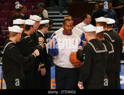 0811091938G-001 MANHATTAN, N.Y. (9 novembre 2008) i marinai della nave d'assalto anfibio multiuso USS Bataan (LHD 5) partecipano a un tunnel per i tifosi per i giocatori e lo staff di New York KnicksХ durante la partita di basket Knicks vs. Utah Jazz al Madison Square Garden di Manhattan. Quasi 1.500 marinai e marines di Bataan si trovano a New York per una settimana di eventi di sensibilizzazione della comunità, tour pubblici, partecipazione all'annuale Veterans Day Parade della città e sostegno alla grande riapertura dell'Intrepid Sea, Air & Space Museum. Foto Stock