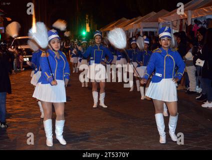 CUENCA-DESFILE BANDAS DE GUERRA-ex ALUMNOS COLEGIOS Cuenca, Ecuador 2 de noviembre de 2023 EN la noche de hoy desde el parque de San Blas recorriendo la calle Bolivar hasta el parque Calderon las bandas de guerra de las Unidades Educativas de la Salle, Herlinda Toral, Manuela Garaicoa, Fray Vicente Solano, Federico Proano, Benigno Malo, ciudad de Riobamba y Emilio Abad de Guayaquil reindieron homenaje a la ciudad de Cuenca por sus 203 anos de Independencia. foto Boris Romoleroux/API. ACE-CUENCA-DESFILEBANDASDEGUERRA-EXALUMNOSCOLEGIOS-5667C4976B268E8527CB45B533CF00C0 ** CUENCA PARADE OF BAN Foto Stock