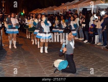 CUENCA-DESFILE BANDAS DE GUERRA-ex ALUMNOS COLEGIOS Cuenca, Ecuador 2 de noviembre de 2023 EN la noche de hoy desde el parque de San Blas recorriendo la calle Bolivar hasta el parque Calderon las bandas de guerra de las Unidades Educativas de la Salle, Herlinda Toral, Manuela Garaicoa, Fray Vicente Solano, Federico Proano, Benigno Malo, ciudad de Riobamba y Emilio Abad de Guayaquil reindieron homenaje a la ciudad de Cuenca por sus 203 anos de Independencia. foto Boris Romoleroux/API. ACE-CUENCA-DESFILEBANDASDEGUERRA-EXALUMNOSCOLEGIOS-43E67F90C54DE23A96396B1D7ABD21 *** CUENCA PARADE OF BAN Foto Stock