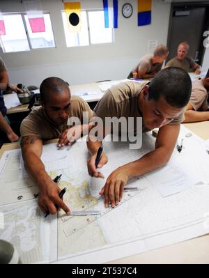 0807296552M-090 SAN DIEGO (29 luglio 2008) gli studenti della formazione base dei membri dell'equipaggio (BCT) tracciano le tracce di navigazione su una carta durante la lezione presso la base navale anfibia Coronado. La BCT è la prima fase dell'addestramento speciale dell'equipaggio combattente-Artigianato (SWCC). Gli SWCC operano e mantengono l'inventario della Marina di imbarcazioni all'avanguardia ad alte prestazioni utilizzate per supportare le foche in missioni di operazioni speciali in tutto il mondo. Foto Stock