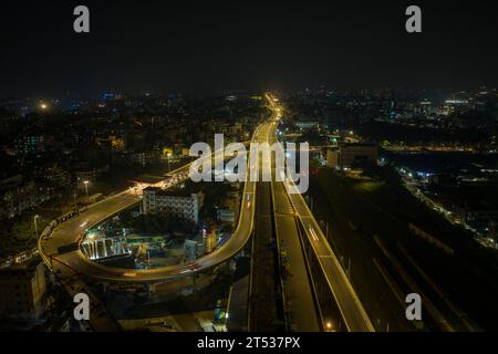 Vista notturna della superstrada sopraelevata di Dacca appena lanciata a Tejgaon a Dacca, Bangladesh. Foto Stock