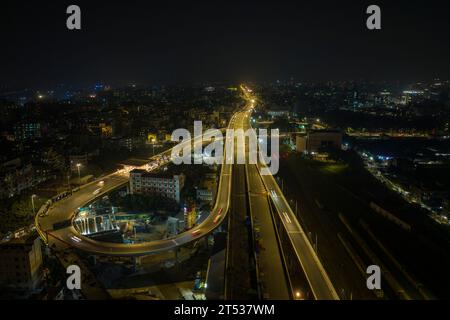 Vista notturna della superstrada sopraelevata di Dacca appena lanciata a Tejgaon a Dacca, Bangladesh. Foto Stock