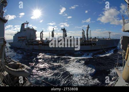 111130DU438-063 ATLANTIC OCEAN (30 novembre 2011) Military Sealift Command Fleet Replenishment Oiler USNS Leroy Grumman (T-AO 195) naviga a fianco dell'incrociatore missilistico guidato USS Gettysburg (CG 64) durante un rifornimento in mare. Gettysburg è schierato nell'area di responsabilità della 6th Fleet degli Stati Uniti, conducendo operazioni di sicurezza marittima e sforzi di cooperazione per la sicurezza del teatro. Foto Stock