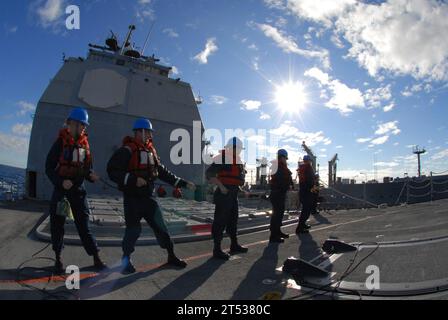 111130DU438-079 OCEANO ATLANTICO (30 novembre 2011) i marinai guidano la linea telefonica e la linea di distanza sulla premessa dell'incrociatore missilistico guidato USS Gettysburg (CG 64) durante un rifornimento in mare con l'oliatore di rifornimento della flotta del Military Sealift Command USNS Leroy Grumman (T-AO 195). Gettysburg è schierato nell'area di responsabilità della 6th Fleet degli Stati Uniti, conducendo operazioni di sicurezza marittima e sforzi di cooperazione per la sicurezza del teatro. Foto Stock