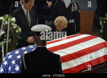 0612301142M-018 Washington, D.C. (30 dicembre 2006) - l'ex First Lady Betty Ford si inchina la testa sopra la sua bara di husbandХs durante i servizi commemorativi presso il Campidoglio degli Stati Uniti Rotunda, per l'ex presidente Gerald R. Ford. Il 38° presidente, che prestò servizio dal 1974 al 1977, morì nella sua casa californiana dicembre 26 all'età di 93 anni. Un servizio privato di sepoltura è previsto per il 3 gennaio presso il museo presidenziale Gerald R. Ford a Grand Rapids, Michigan. DOD Foto Stock