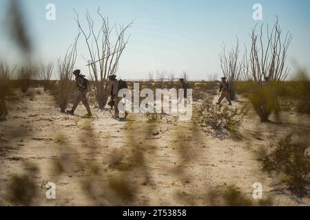 23 ottobre 2023 - Marine Corps Air Station Yuma, Arizona, USA - U.S. Marines with Tactical Air Control Party and 3rd Battalion, 2nd Marines, Machine Gun Squad, tutti assegnati al Marine Aviation Weapons and Tactics Squadron One, condurre operazioni di supporto aereo ravvicinato antincendio dal vivo durante il corso Weapons and Tactics Instructor (WTI) 1-24, presso l'Urban Training Complex Yodaville, vicino a Yuma, Arizona, 23 ottobre 2023. Il WTI è un corso avanzato di livello universitario per piloti selezionati e membri dell'equipaggio di aerei arruolati che fornisce addestramento tattico avanzato standardizzato e assiste nello sviluppo e nell'impiego di armi aeronautiche e tac Foto Stock