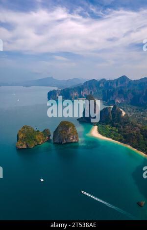 Railay Beach Krabi Thailand, la spiaggia tropicale di Railay Krabi, è vista da un drone di idilliaca Railay Beach in Thailandia la sera al tramonto con un cielo nuvoloso. Orizzonte verticale Foto Stock