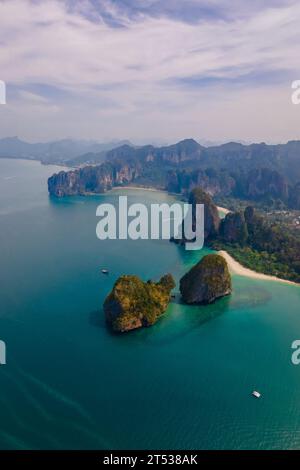 Railay Beach Krabi Thailand, la spiaggia tropicale di Railay Krabi, è vista da un drone di idilliaca Railay Beach in Thailandia la sera al tramonto con un cielo nuvoloso. Orizzonte verticale Foto Stock