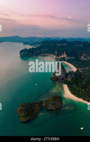 Railay Beach Krabi Thailand, la spiaggia tropicale di Railay Krabi, è vista da un drone di idilliaca Railay Beach in Thailandia la sera al tramonto con un cielo nuvoloso. Orizzonte verticale Foto Stock