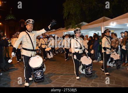 CUENCA-DESFILE BANDAS DE GUERRA-ex ALUMNOS COLEGIOS Cuenca, Ecuador 2 de noviembre de 2023 EN la noche de hoy desde el parque de San Blas recorriendo la calle Bolivar hasta el parque Calderon las bandas de guerra de las Unidades Educativas de la Salle, Herlinda Toral, Manuela Garaicoa, Fray Vicente Solano, Federico Proano, Benigno Malo, ciudad de Riobamba y Emilio Abad de Guayaquil reindieron homenaje a la ciudad de Cuenca por sus 203 anos de Independencia. foto Boris Romoleroux/API. ACE-CUENCA-DESFILEBANDASDEGUERRA-EXALUMNOSCOLEGIOS-EAC35A91F1C1E9B309CEECB6D93782C8 ** CUENCA PARADE OF BAN Foto Stock