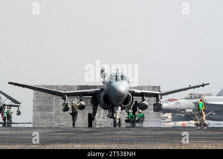 0707208119R-083 GOLFO PERSICO (20 luglio 2007) - un EA-6B Prowler, assegnato al ТBlack RavensУ of Tactical Electronic Warfare Squadron (VAQ) 135, abbassa le ali mentre i marinai effettuano controlli di sicurezza dell'ultimo minuto prima del lancio a bordo della portaerei nucleare USS Nimitz (CVN 68). Il Nimitz Strike Group e l'imbarcato Carrier Air Wing (CVW) 11 sono schierati nell'area operativa della 5th Fleet che conduce operazioni marittime e sostiene la guerra globale al terrorismo. Marina degli Stati Uniti Foto Stock