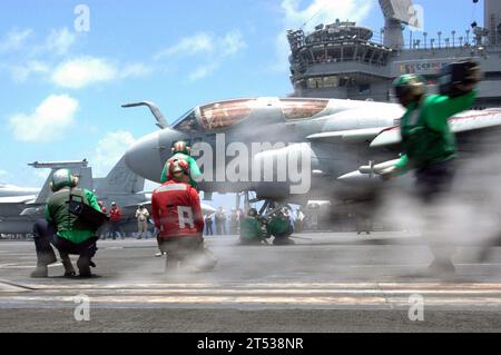 0704230890S-070 PACIFIC OCEAN (23 aprile 2007) - i Flight deck Sailors eseguono controlli dell'ultimo minuto su un EA-6B Prowler, assegnato ai "Black Ravens" del Tactical Electronic Warfare Squadron (VAQ) 135, prima del lancio a bordo della portaerei nucleare USS Nimitz (CVN 68). Il Nimitz Carrier Strike Group (CSG) schierato il 2 aprile 2007 a sostegno delle operazioni nell'area di responsabilità del comando centrale degli Stati Uniti. Marina degli Stati Uniti Foto Stock