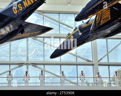 0906264134D-151 PENSACOLA, Ban. (26 giugno 2009) Center for Information Dominance (CID) Corry Station Sailors cavalcano i binari del secondo ponte presso il National Museum of Naval Aviation presso la Naval Air Station Pensacola durante una cerimonia di cambio di comando. Il capitano Gary Edwards sostituì il capitano Connie Frizzell come comandante della CID Corry Station. (Marina degli Stati Uniti Foto Stock