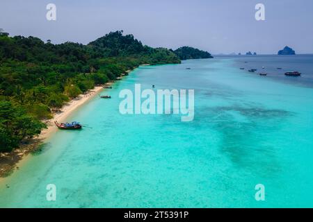 Vista sulla spiaggia dell'isola di Koh Kradan in Thailandia, vista aerea sull'isola di Koh Kradan Trang votata nel 2023 come la prima spiaggia al mondo Foto Stock