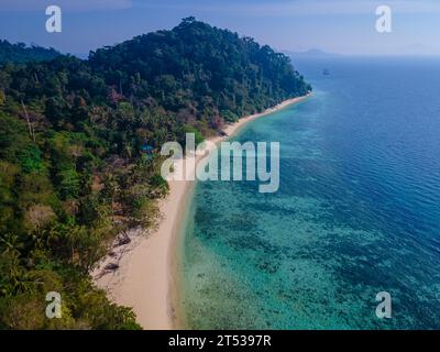 Vista sulla spiaggia dell'isola di Koh Kradan in Thailandia, vista aerea droni dall'alto sull'isola di Koh Kradan Trang votata nel 2023 come la spiaggia numero 1 al mondo Foto Stock