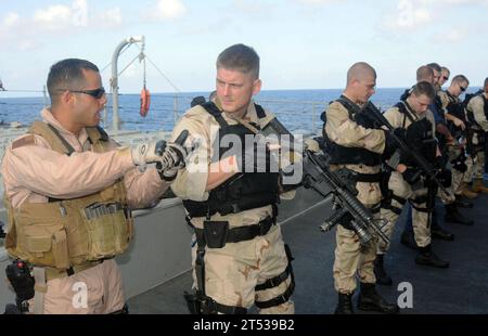 0912091291E-050 GOLFO DI ADEN (7 dicembre 2009) i membri della squadra Visit, Board, search and seizure dell'incrociatore missilistico guidato USS Chosin (CG 65) esercitano esercitazioni di transizione dalle armi primarie a quelle secondarie. Chosin è la nave ammiraglia della Combined Joint Task Force 151, una task force multinazionale istituita per condurre operazioni contro la pirateria al largo delle coste somale. Foto Stock