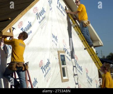 1008240858D-272 BOISE, Idaho (24 agosto 2010) i marinai lavorano su una nuova casa per Habitat for Humanity durante la Boise Navy Week, una delle 20 settimane della Marina pianificate in tutta l'America per il 2010. Le settimane della Marina sono progettate per mostrare agli americani gli investimenti che hanno fatto nella loro Marina e aumentare la consapevolezza nelle città che non hanno una presenza significativa della Marina. Foto Stock