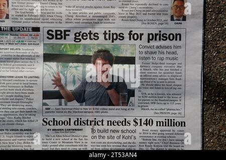 Palo alto, California, USA. 23 dicembre 2022. Il giornale Palo alto Daily Post ha un articolo in prima pagina su Sam Bankman-Fried, l'ex CEO di FTX, che sta con i suoi genitori a Palo alto, California, vicino al campus della Stanford University. Bankman-Fried rimarrà a casa agli arresti domiciliari mentre è fuori su cauzione mentre attende il processo. (Immagine di credito: © David McIntyre/ZUMA Press Wire) SOLO USO EDITORIALE! Non per USO commerciale! Foto Stock