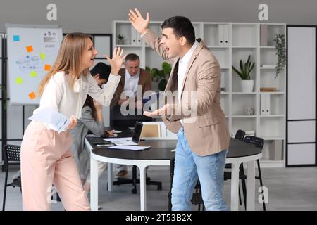 Uomini d'affari che si urlano a vicenda in ufficio Foto Stock