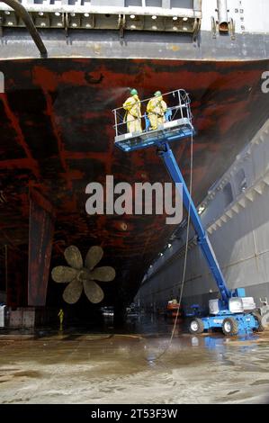 Calif., scafo pulito, bacino di carenaggio, lavoratori dei cantieri navali NASSCO, san diego, Marina degli Stati Uniti , USS Bonhomme Richard (LHD 6) Foto Stock