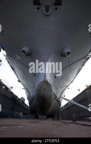 Calif., scafo pulito, bacino di carenaggio, lavoratori dei cantieri navali NASSCO, san diego, Marina degli Stati Uniti , USS Bonhomme Richard (LHD 6) Foto Stock