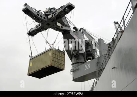 Cheatham Annex, comando, trasferimento di container, gru, interfaccia per navi di grandi dimensioni, decollo, Lift-On, lo/lo, LVI, militare, muoviti, msc, Naval Weapons Station Yorktown, marina, sealift Foto Stock