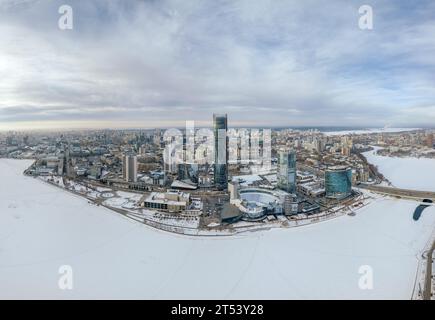 Vista panoramica aerea di Ekaterinburg in inverno al tramonto. Ekaterinburg è la quarta città più grande della Russia situata nel continente eurasiatico sul bo Foto Stock