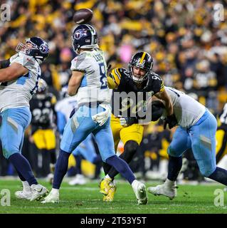 Hookstown, Pennsylvania, USA. 2 novembre 2023. Il linebacker dei Pittsburgh Steelers TJ WATT (90) corse il quarterback dei Tennessee Titans WILL LEVIS (8) durante la partita di football tra i Pittsburgh Steelers e i Tennessee Titans all'Acrisure Stadium di Pittsburgh, Pennsylvania. (Immagine di credito: © Brent Gudenschwager/ZUMA Press Wire) SOLO PER USO EDITORIALE! Non per USO commerciale! Foto Stock