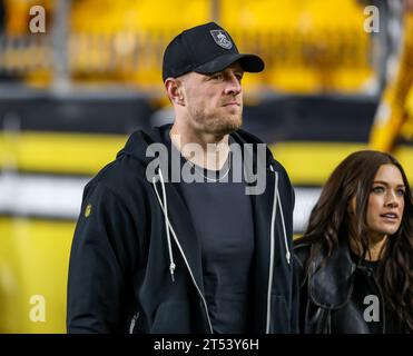 Hookstown, Pennsylvania, USA. 2 novembre 2023. L'ex giocatore della NFL JJ WATT a bordo campo prima della partita di football tra i Pittsburgh Steelers e i Tennessee Titans all'Acrisure Stadium di Pittsburgh, Pennsylvania. (Immagine di credito: © Brent Gudenschwager/ZUMA Press Wire) SOLO PER USO EDITORIALE! Non per USO commerciale! Foto Stock