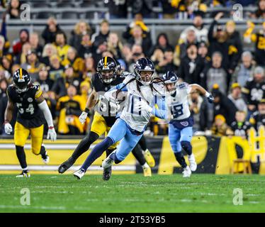 Hookstown, Pennsylvania, USA. 2 novembre 2023. Il wide receiver dei Tennessee Titans DEANDRE HOPKINS (10) porta la palla dopo una ricezione durante la partita di football tra i Pittsburgh Steelers e i Tennessee Titans all'Acrisure Stadium di Pittsburgh, Pennsylvania. (Immagine di credito: © Brent Gudenschwager/ZUMA Press Wire) SOLO PER USO EDITORIALE! Non per USO commerciale! Foto Stock