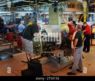 Dipendenti civili, Fleet Readiness Center East, manutenzione, Marine Corps Air Station Cherry Point, mq-8B Fire Scout Vertical Takeoff and Landing Unmanned Aerial Vehicles (VTUAV), N.C., Marina degli Stati Uniti Foto Stock