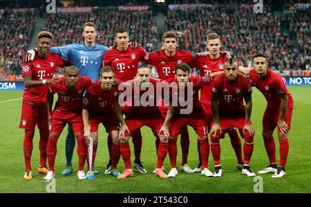 FC Bayern - Team vorn v.li.: Douglas COSTA , Philipp LAHM , Franck Ribery , Juan BERNAT , Arturo VIDAL und THIAGO Alcantara hinten v.li.: David Alaba , Torwart Manuel Neuer , Torwart Manuel Neuer , Robert LEWANDOWSKI , Thomas Mueller Müller Joshua KIMMICH (FC Bayern Muenchen) FC Bayern Muenchen - Benfica Lissabon 1:0 UEFA Champions League a Muenchen, Deutschland AM 05.04.2016 Foto Stock