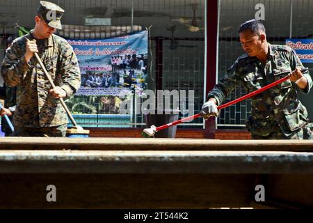 Elemento di comando, soccorso alluvione, III Marine Expeditionary Force, III MEF, Giappone, Marine, Marine, Marine Corps installations Pacific, Matheus J. Hernandez, MCIPAC, Okinawa, esercito reale tailandese, Thailandia Foto Stock