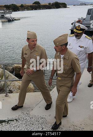 Comandante Hellenic Naval base Souda, comandante del Navy Installations Command, Commodore Kosmas Christidis, U.S. Naval Support Activity Souda Bay, Vice Adm. Michael C. vitale Foto Stock