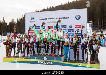 Secondo classificato squadra Francia, Sieger team Germania mit Vanessa Hinz, Franziska Hildebrand, Maren Hammerschmidt, Laura Dahlmeier e Ucraina Biathlon Welt Cup 4 x 6 KM Staffel der Frauen a Pokljuka, Slowenien AM 11.12.2016 Foto Stock