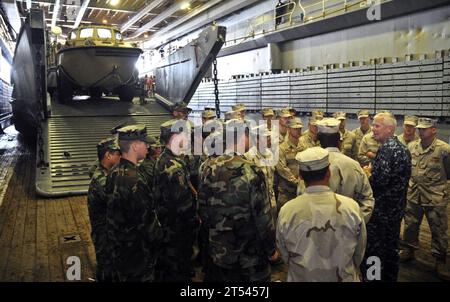 comandante del Expeditionary Strike Group (ESG) 3, Pacific Ocean, Rear Adm. Gerard Hueber, Sailors, U.S. Navy , USS Cleveland (LPD 7) Foto Stock