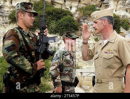 comandante del comando installazioni della Marina, U.S. Naval Support Activity Souda Bay, Vice Adm. Michael C. vitale Foto Stock