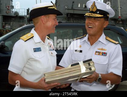 Comandante, Logistics Group Western Pacific, il contrammiraglio della Royal Thai Navy Thanarat Ubol presenta un regalo all'Adm. Nora Tyson, SATTAHIP, Thailandia Foto Stock