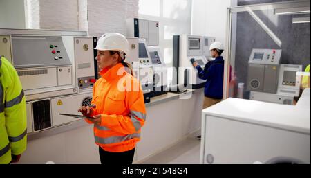 Lavori di ispezione e rilevamento in fabbrica. Controllo della gestione della sicurezza Foto Stock