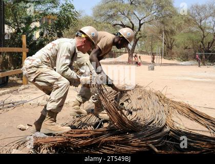 Community Service, CONSTRUCTION, Horn of Africa, Joint Task Force-Horn of Africa, JTF-HOA, Naval Mobile Construction Battalion 74, Navy, nmcb-74, U.S. Navy Foto Stock