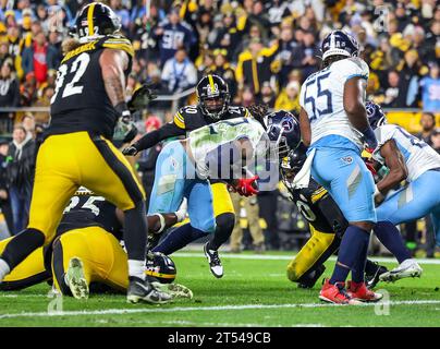 Hookstown, Pennsylvania, USA. 1 novembre 2023. Il running back dei Tennessee Titans DERRICK HENRY (22) entra nella end zone per un touchdown durante la partita di football tra i Pittsburgh Steelers e i Tennessee Titans all'Acrisure Stadium di Pittsburgh, Pennsylvania. (Immagine di credito: © Brent Gudenschwager/ZUMA Press Wire) SOLO PER USO EDITORIALE! Non per USO commerciale! Foto Stock