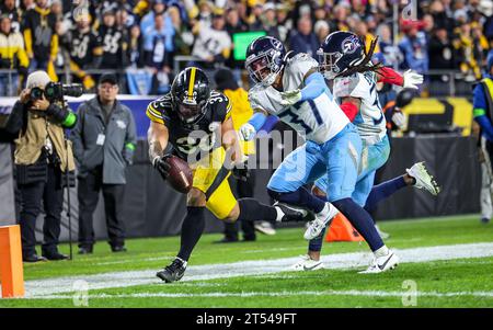 Hookstown, Pennsylvania, USA. 1 novembre 2023. Il running back dei Pittsburgh Steelers JAYLEN WARREN (30) raggiunge il pilone mentre viene spinto dalla safety dei Tennessee Titans AMANI HOOKER (37) durante la partita di football tra i Pittsburgh Steelers e i Tennessee Titans all'Acrisure Stadium di Pittsburgh, Pennsylvania. (Immagine di credito: © Brent Gudenschwager/ZUMA Press Wire) SOLO PER USO EDITORIALE! Non per USO commerciale! Foto Stock