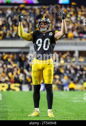 Hookstown, Pennsylvania, USA. 1 novembre 2023. Il linebacker dei Pittsburgh Steelers TJ WATT (90) tentò di sollevare la folla durante la partita di football tra i Pittsburgh Steelers e i Tennessee Titans all'Acrisure Stadium di Pittsburgh, Pennsylvania. (Immagine di credito: © Brent Gudenschwager/ZUMA Press Wire) SOLO PER USO EDITORIALE! Non per USO commerciale! Foto Stock