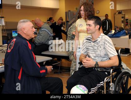 Comprehensive Combat and Complex Casualty Care, Naval Medical Center San Diego, People, R. Lee Ermey, vip Foto Stock