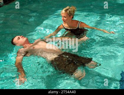 Piscina completa di strutture di combattimento e di cura della vittima complessa (C5), Naval Medical Center San Diego terapeuta occupazionale Foto Stock