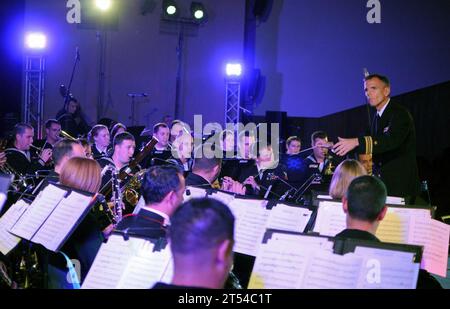 Concerto, Italia, grazie per aver tenuto il concerto alla Mostra D'Oltremare Teatro di Napoli, U.S. Naval Forces Europe Band Foto Stock