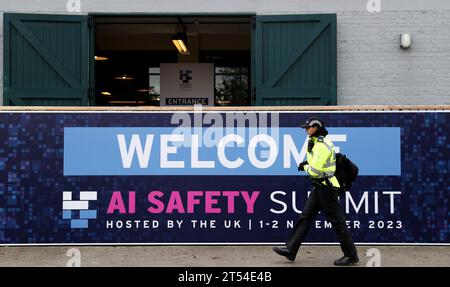 Bletchley Park. 2 novembre 2023. Questa foto scattata il 2 novembre 2023 mostra un agente di polizia in servizio durante l'IA Safety Summit a Bletchley Park, in Gran Bretagna. Una dichiarazione sulla sicurezza dell'intelligenza artificiale (IA) è stata rilasciata durante il vertice qui. In base alla dichiarazione, 28 paesi e l'Unione europea (UE) hanno convenuto sulla necessità di un nuovo sforzo globale per garantire che l'IA sia sviluppata e utilizzata in modo sicuro e responsabile. Crediti: Li Ying/Xinhua/Alamy Live News Foto Stock